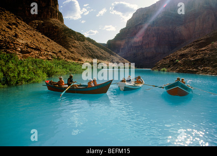 Grand Canyon Dories mit Passagieren ruht auf mineralischen reichen Little Colorado River zwischen Felswänden in der Nähe von Colorado River Stockfoto