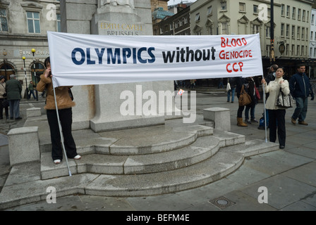 Demonstranten mit Spruchbändern gegen Menschenrechtsverletzungen in China unterwegs von Beijing Olympischen Fackellauf in London Stockfoto