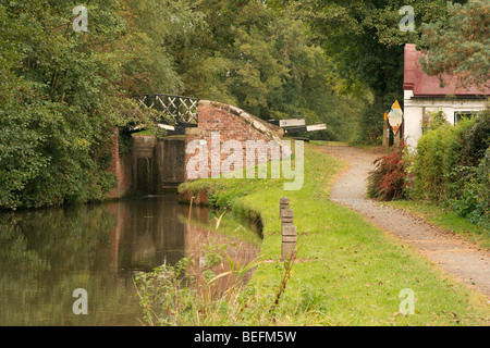 Schleusenwärter Ferienhaus neben Kanalbrücke aufgeteilt. Stockfoto