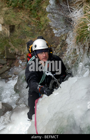 Eisklettern am Torpantau fällt in den Brecon Beacons Stockfoto