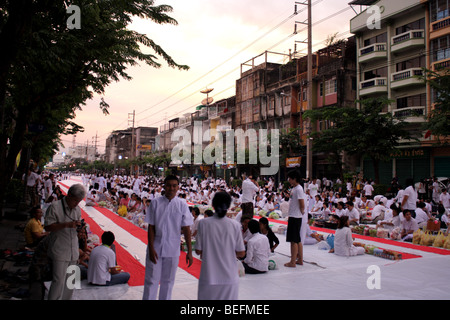 Thais geben Speisen angeboten, buddhistische Mönche in Wan Awk Pansa, Bangkok, Thailand Stockfoto