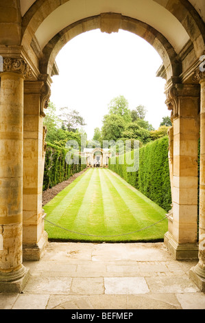 Blick auf Garten durch einen Torbogen in der Hever Castle Gardens. Stockfoto