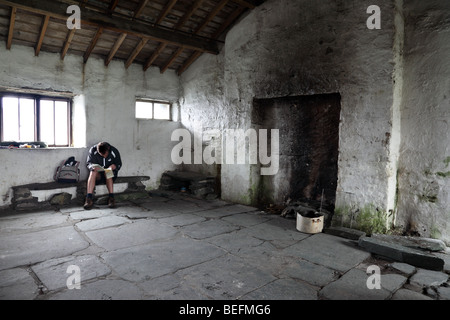 Innere des Dubs Hütte an den Hängen des Fleetwith Pike Honister mit Hill Walker Lesen einer Karte Seenplatte Cumbria Stockfoto