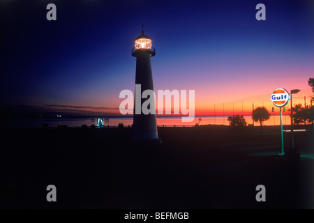 Der alte Leuchtturm von Biloxi am Golf von Mexiko in Mississippi mit Durchgangsverkehr in der Abenddämmerung Stockfoto