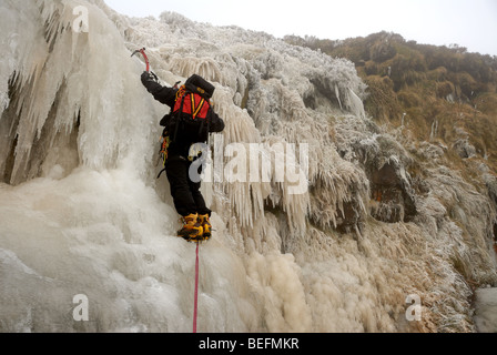 Eisklettern am Torpantau fällt in den Brecon Beacons Stockfoto