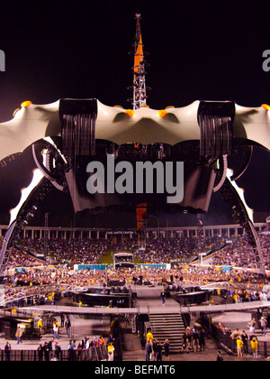 "The Claw"--das größte Stück der Rock-Geschichte – thront über der Bühne auf U2s 360 Tour. Stockfoto