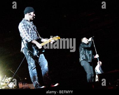 The Edge, Gitarrist der irischen Rockband U2, tritt mit Sänger Bono und Bassist Adam Clayton während ihrer 360 Tour. Stockfoto