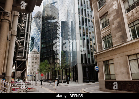 Zeigen Sie vorbei an Lloyds Building von The Gherkin, auch bekannt als die Swiss Re Gebäude an. Stockfoto