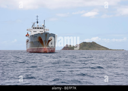 Verankerten Frachter CEMCON mit Saba Insel im Hintergrund - Saint Thomas, USVI Stockfoto