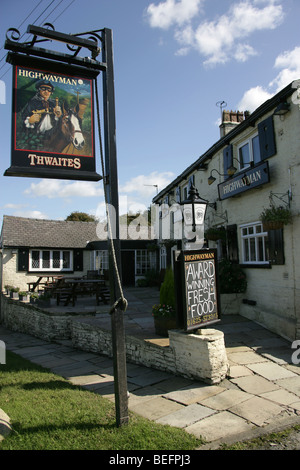 Dorf von Rainow, England. Das 17. Jahrhundert Highwayman Gastwirtschaft und Restaurant, Macclesfield unterwegs. Stockfoto