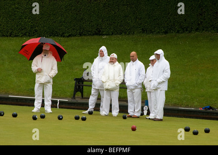 Lawn Bowls spielte in Regen Stockfoto