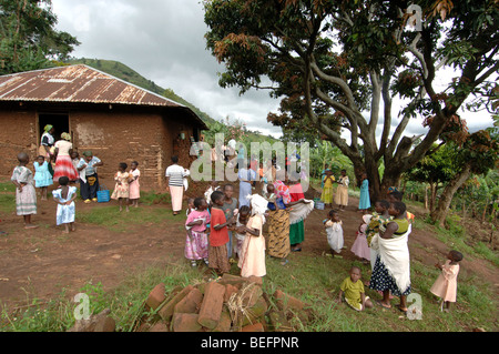 Bakonzo Gemeinde außerhalb der Dorfkirche nach Mass, Ruwenzori-Gebirge, West-Uganda, Afrika Stockfoto