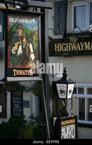 Dorf von Rainow, England. Das 17. Jahrhundert Highwayman Gastwirtschaft und Restaurant, Macclesfield unterwegs. Stockfoto