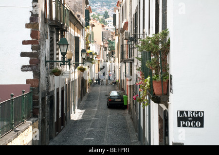 Straßenszene auf der Suche nach der Rue Santa Maria, die älteste Straße in Funchal, Madeira Stockfoto