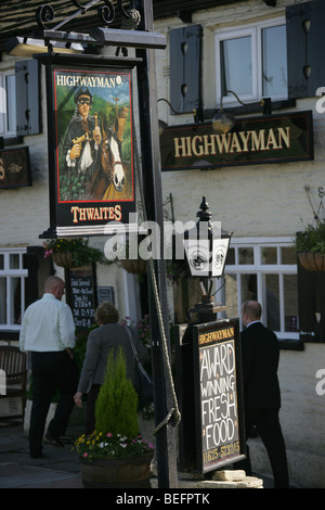 Dorf von Rainow, England. Das 17. Jahrhundert Highwayman Gastwirtschaft und Restaurant, Macclesfield unterwegs. Stockfoto