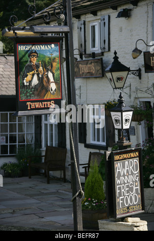 Dorf von Rainow, England. Das 17. Jahrhundert Highwayman Gastwirtschaft und Restaurant, Macclesfield unterwegs. Stockfoto