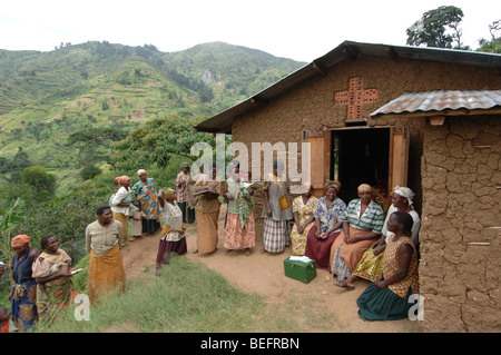 Bakonzo wöchentliche JD-Versammlung in der lokalen Kirche, Ruwenzori-Gebirge, West-Uganda, Afrika Stockfoto