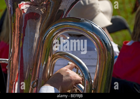 Nahaufnahme von Mann Musiker spielen Tuba im Sommer bei Gargrave Show in der Nähe Skipton North Yorkshire England Großbritannien GB Großbritannien Stockfoto