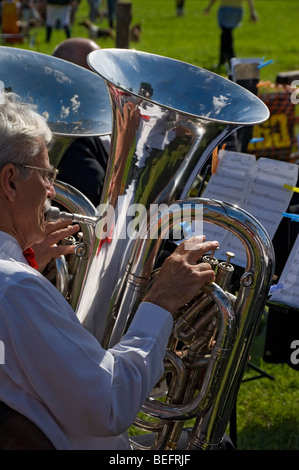 Nahaufnahme von Mann Musiker spielen Tuba im Sommer bei Gargrave Show in der Nähe Skipton North Yorkshire England Großbritannien GB Großbritannien Stockfoto