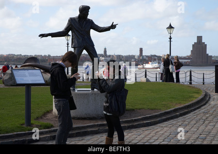 Touristen an der Billy Fury Skulptur im Albert dock, Liverpool Merseyside England uk Stockfoto