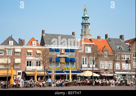 Wohnhäuser auf dem Marktplatz stehen vor Lange Jan (Long Johns), der Turm der Abtei, in Middelburg / Holland Stockfoto