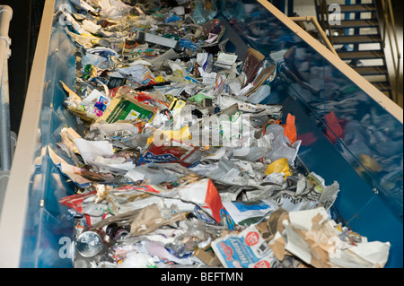 Müll auf einem Förderband für die Sortierung in einer Recyclinganlage in Großbritannien. Stockfoto