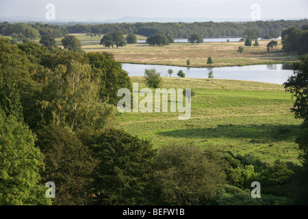 Nachlass von Tatton Park, England. Einen erhöhten Blick auf Melchett und Tatton Mere innerhalb des Anwesens Tatton Park. Stockfoto