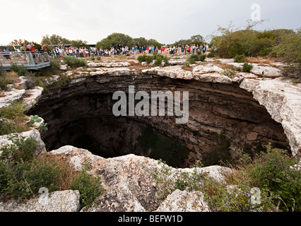 Des Teufels Doline Texas USA mit Menschen versammelt, um die Fledermaus Flug anzeigen Stockfoto