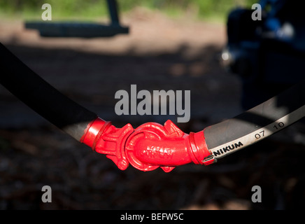 Nahaufnahme des Train' s rot Druckluftbremsanlage/ Hochdruck pneumatische Bremsen Schlauchanschluss, Bremsschläuche zwischen Zug Gebrauchtwagen Stockfoto