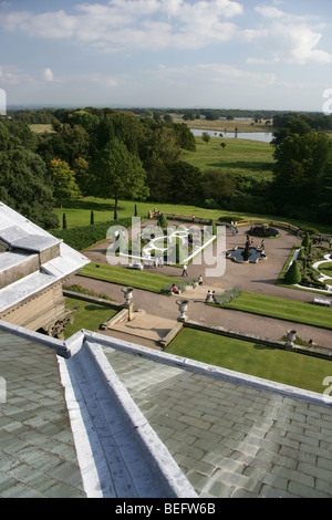 Nachlass von Tatton Park, England. Ein erhöhten Dachterrasse Blick auf Joseph Paxton entworfen italienischen Garten. Stockfoto