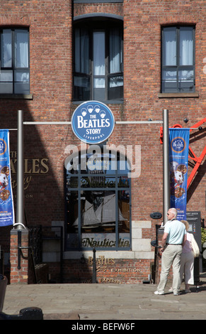 Touristen in der Beatles-Geschichte-Ausstellung im Albert dock-Liverpool Merseyside England uk Stockfoto