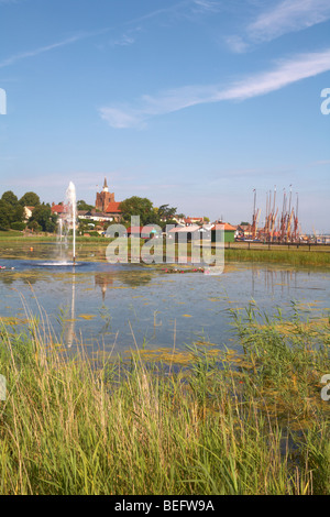 Großbritannien England Essex Maldon Promenade und Hythe Quay mit See im Vordergrund Stockfoto