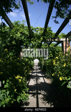 Nachlass von Tatton Park, England. Gehweg in der ummauerten Küchengarten zwischen den Obst- und Gemüsegarten an Tatton Park. Stockfoto