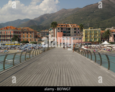 Hölzerne Mole auf Ceriale, Ligure, Italien, Europa Stockfoto