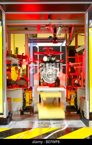 BMW Hams Hall Pflanze, Coleshill, North Warwickshire. Automatisierte Maschinen und Robotern. Stockfoto