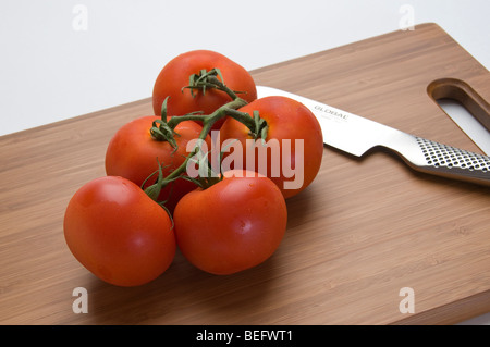 Bio strauchtomaten auf Schneidebrett. Stockfoto