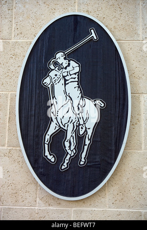 Schließen Sie herauf Bild der Polo Schild an Wand usa Stockfoto