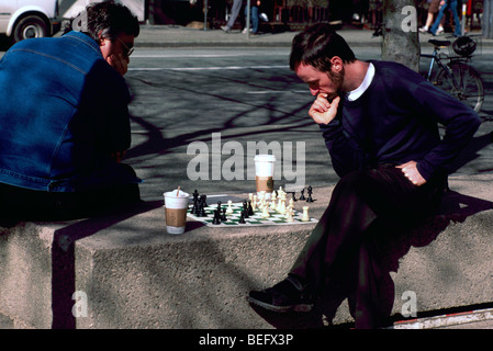 Zwei kaukasischen Männer spielen Schach im Freien, Outdoor-Schach-Spiel, Vancouver, BC, Britisch-Kolumbien, Kanada Stockfoto