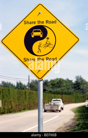 Road Sign Warnung, Fahrzeug, Fahrrad und Fußgänger Straße in Harmonie, teilen warnen Schilder, BC, British Columbia, Kanada Stockfoto