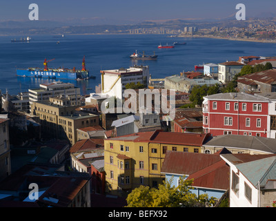 Blick über die Bucht von Valparaiso nach Vina Del Mar mit Mount Aconcagua in der Ferne. Chile. Stockfoto