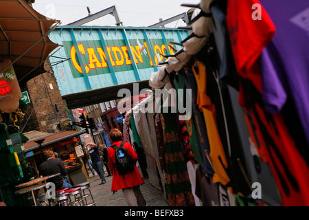 Camden Lock Market. Kleidung auf Ständen. Stockfoto