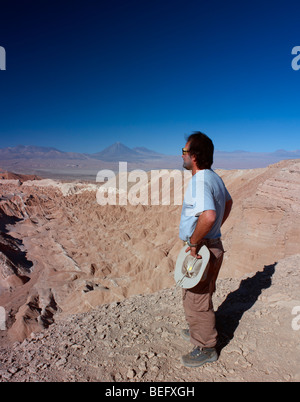 Reiseleiter, Blick über das Tal des Todes in der Atacama-Wüste. In der Nähe von San Pedro de Atacama, Chile. Stockfoto