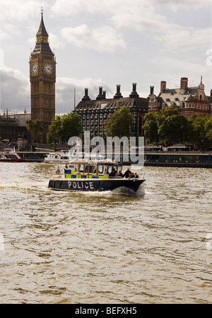 Ein Thames River Police patrol Boot auf der Themse in der Nähe von Westminster in London. Stockfoto