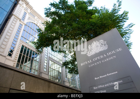 Melden Sie für Bow Street Eingang des Royal Opera House Covent Garden im Zentrum von London mit dem Opernhaus Atrium hinter Stockfoto