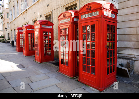 Fünf britische rote Telefonzellen in Folge in der Nähe von Covent Garden in central London, UK Stockfoto