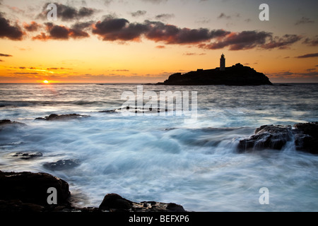 Flut an Sonnenuntergang, Godrevy Point und Leuchtturm, St. Ives Bay, North Cornwall Stockfoto