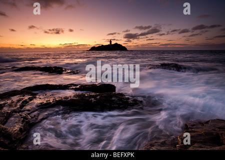 Flut an Sonnenuntergang, Godrevy Point und Leuchtturm, St. Ives Bay, North Cornwall Stockfoto