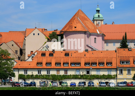 Maribor, Steiermark, Slowenien. Blick auf die Stadt (einschließlich der alten Rebe) aus über den Fluss Stockfoto