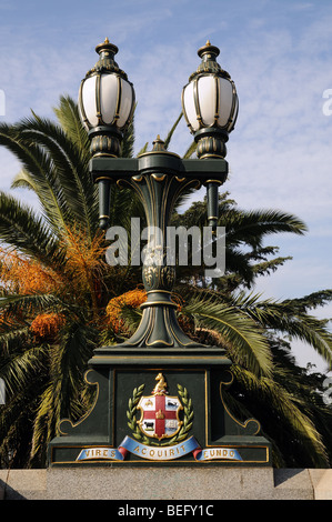 Ornamental Gusseisen Lampe mit Wappen auf Prinzen Brücke über den Fluss Yarra Melbourne Australien Stockfoto