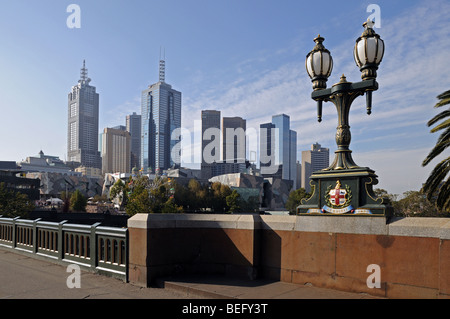 Gusseisen-Lampe und Wappen auf Prinzen Brücke über den Fluss Yarra Melbourne Australien mit Hochhäusern Stockfoto
